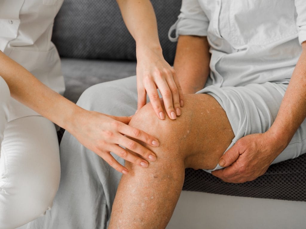 cara mengatasi asam urat di kaki