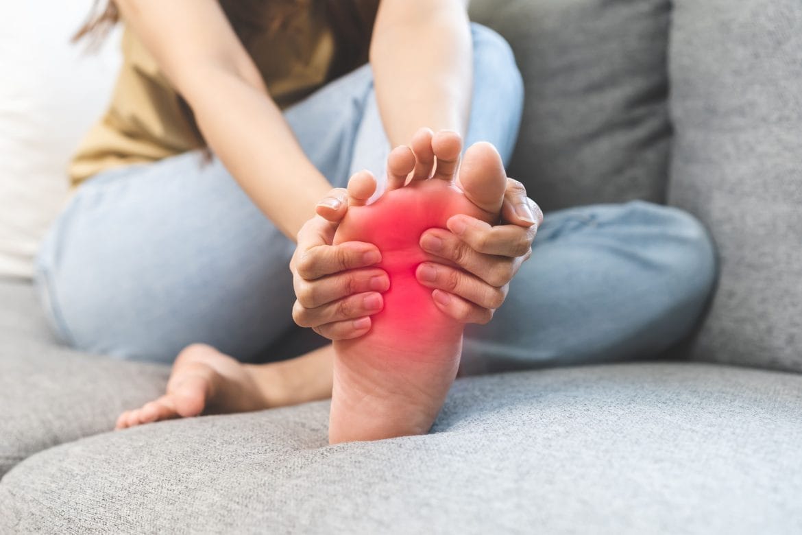 gejala asam urat di kaki