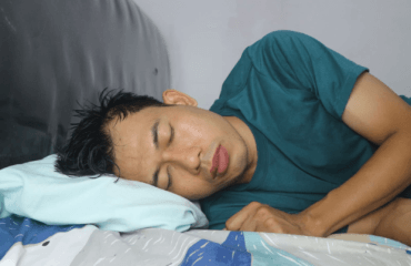 posisi tidur untuk mengurangi nyeri dada